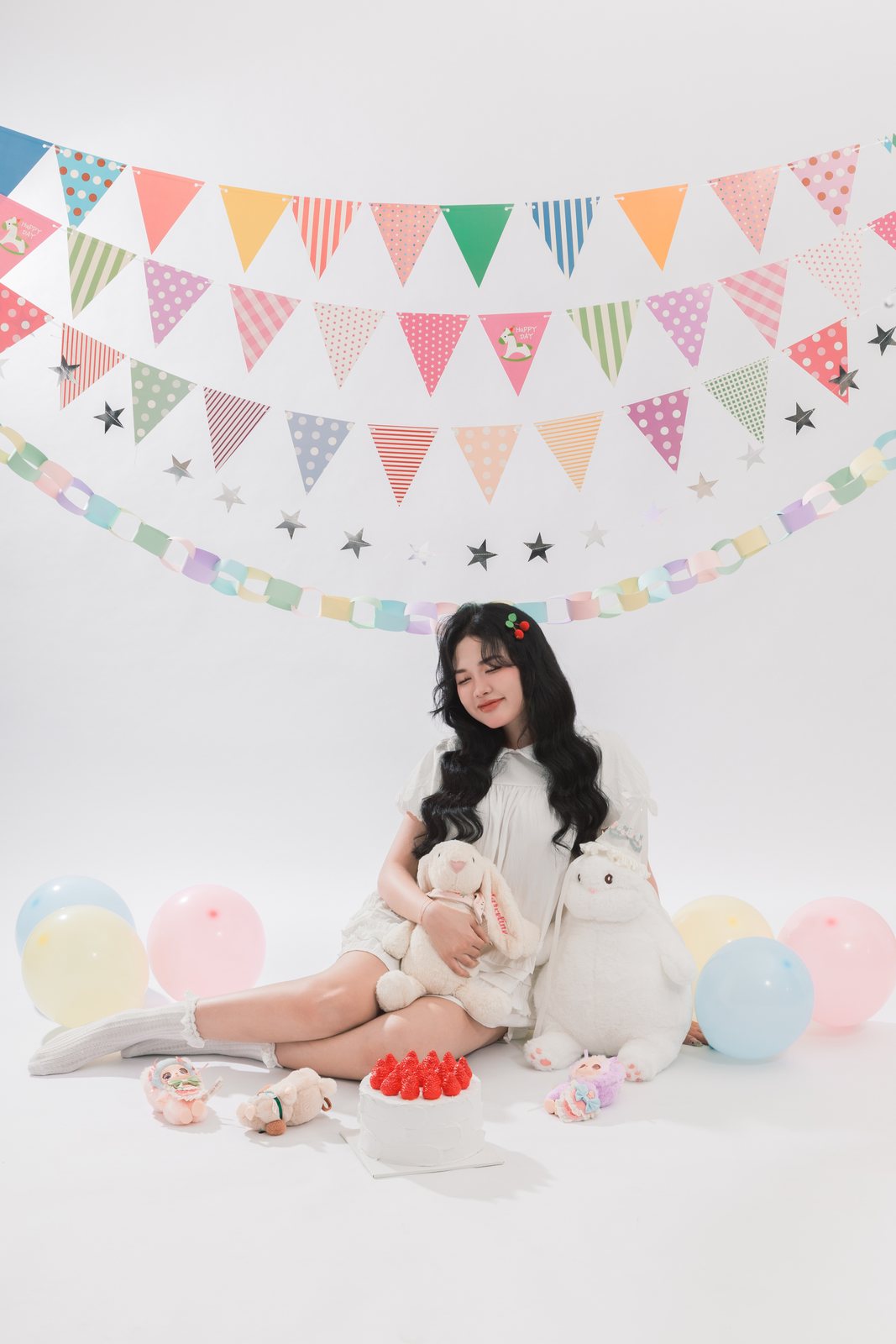 Cô gái mặc váy trắng ôm thỏ bông, concept sinh nhật bóng bay pastel tại DIAN Studio